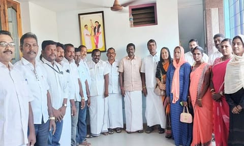 தென்காசி மாவட்ட தி.மு.க. செயலாளராக மீண்டும் தேர்வு  செய்யப்பட்ட மாவட்ட செயலாளர் சிவபத்பநாபனை,கடையம் பஞ்சாயத்து கூட்டைப்பினர் நேரில் சந்தித்து பாராட்டி வாழ்த்தி தெரிவித்த காட்சி.