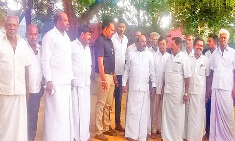 பள்ளியில் மனோஜ் பாண்டியன் எம்.எல்.ஏ. ஆய்வு மேற்கொண்ட காட்சி.