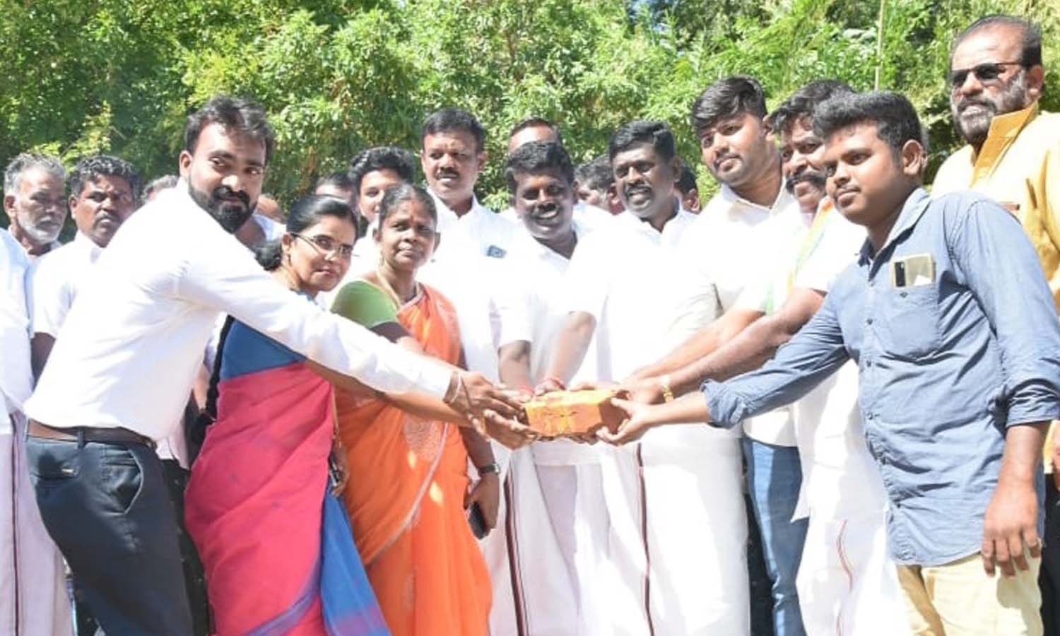 அடிக்கல் நாட்டு விழாவில் சிவபத்மநாதன் கலந்துகொண்டபோது எடுத்தபடம்.