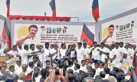 வள்ளியூரில் கிழக்கு மாவட்ட செயலாளர் ஆவுடையப்பன் தலைமையில் ஆர்ப்பாட்டம் நடந்த போது எடுத்தபடம்.