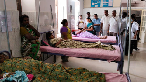 கொடுமுடி அரசு மருத்துவமனையில் போதிய வசதிகள் இல்லாததால் நோயாளிகள் அவதி