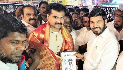 ம.தி.மு.க. தலைமை செயலாளர் துரை வைகோவுக்கு, ஷாநவாஸ் எம்.எல்.ஏ. சால்வை அணிவித்து புத்தகம் வழங்கினார்.