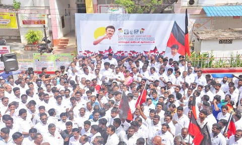 நாகர்கோவில் தலைமை தபால் நிலையம் முன்பு தி.மு.க.வினர் ஆர்ப்பாட்டத்தில் ஈடுபட்டபோது எடுத்த படம்&nbsp;