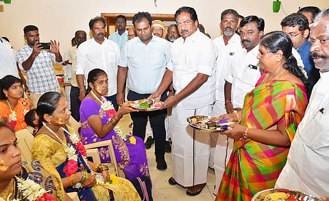 வளைகாப்பு நிகழ்ச்சியில் அமைச்சர் மூர்த்தி, கலெக்டர் அனீஷ்சேகர் மற்றும் பலர் கலந்து கொண்டனர்.
