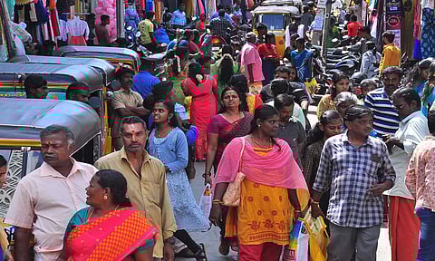 நாகர்கோவில் செம்மங்குடி சாலையில் தீபாவளிக்கு பொருட்களை வாங்க குவிந்த கூட்டத்தை படத்தில் காணலாம்
