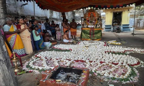 கோவிலில் 1008 சங்குகளை சிவலிங்க வடிவில் வடிவமைத்து சங்கு பூஜை நடந்தபோது எடுத்த படம்&nbsp;