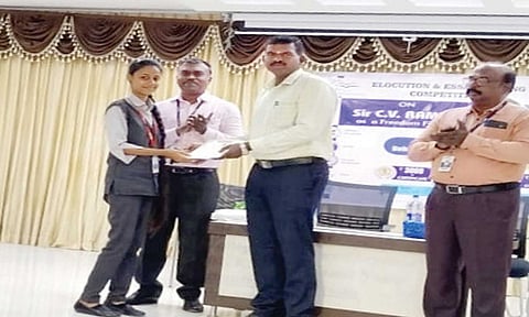 கல்லூரி கட்டுரை போட்டியில் பரிசளிப்பு விழா நடைபெற்றபோது எடுத்த படம்&nbsp;