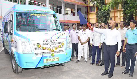 ராமநாதபுரம் மாவட்ட மத்திய கூட்டுறவு நடமாடும் வங்கி சேவையை கலெக்டர் ஜானிடாம் வர்கீஸ் கொடியசைத்து தொடங்கி வைத்தார்.