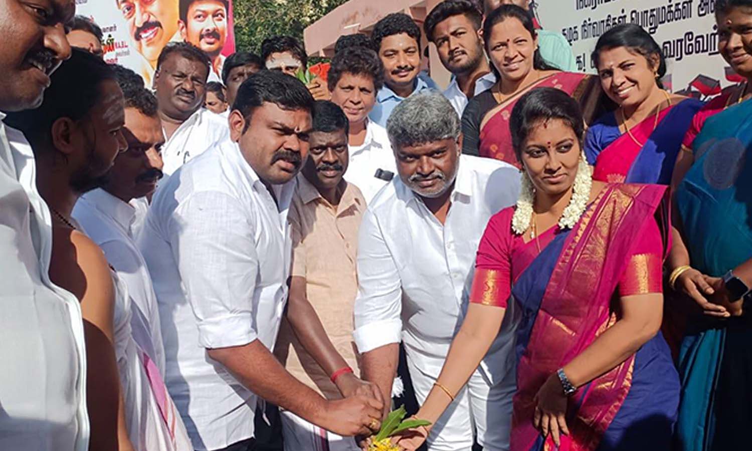 புதிய பஸ் நிலைய பணிக்கான அடிக்கல் நாட்டு விழாவில் மாவட்டசெயலாளர் சிவபத்மநாதன், தனுஷ்குமார் எம்.பி., ராஜா எம்.எல்.ஏ. மற்றும் பலர் கொண்ட காட்சி.