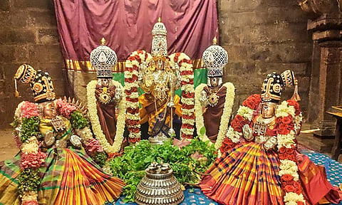 சுவாமிக்கு சிறப்பு அலங்காரம் செய்யப்பட்டிருந்த காட்சி.
