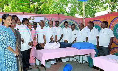 ரத்ததான முகாம் நடைபெற்றபோது எடுத்தபடம்.