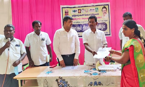 உடன்குடி யூனியன் சேர்மன் பாலசிங் ஒரு பெண்ணுக்கு வேலை உறுதி சான்றிதழ் வழங்கிய காட்சி.