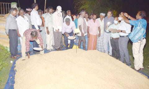 ஆலத்தம்பாடி கொள்முதல் நிலையத்தில் மத்திய குழுவினர் ஆய்வு.