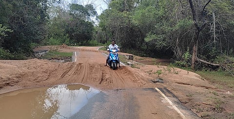 சாலையில் குவிந்துள்ள மணல்