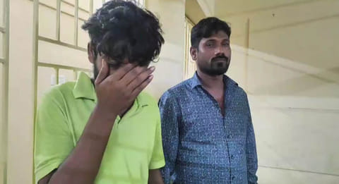 புரோக்கராக செயல்பட்ட 2 பேரை படத்தில் காணலாம்,