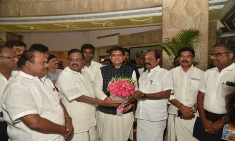 மத்திய மந்திரி பியூஷ் கோயலை முன்னாள் அமைச்சர்கள் தளவாய்சுந்தரம், கடம்பூர் ராஜூ ஆகியோர் சந்தித்தபோது எடுத்த படம்
