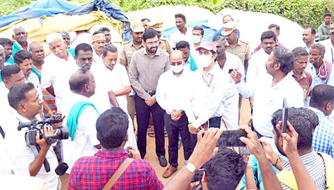 கொள்முதல் நிலையத்தில் ஆய்வு செய்த மத்திய குழுவினர்.