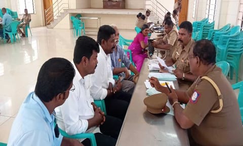 குளச்சலில் போலீஸ் சார்பில் குறை தீர்க்கும் முகாம் நடந்தபோது எடுத்த படம்&nbsp;