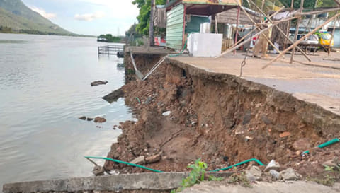 மழையால் இடிந்து விழுந்த  எடப்பாடி படகுத்துறை நடைமேடை சீரமைப்பு