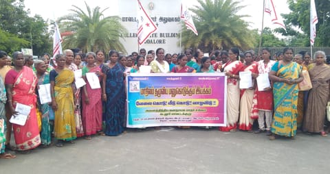 மாதர் சங்கத்தினர் போராட்டத்தில் ஈடுபட்ட காட்சி.