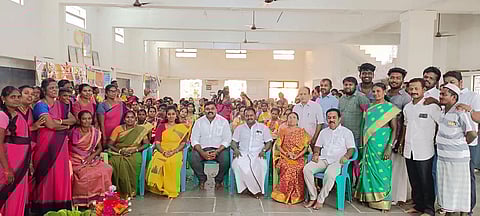 சங்கரன்கோவிலில் நடந்த சமுதாய வளைகாப்பு நிகழ்ச்சியில் ராஜா எம்.எல்.ஏ.,  நகராட்சி சேர்மன் உமா மகேஸ்வரி சரவணன் மற்றும் பலர் உள்ளனர்.