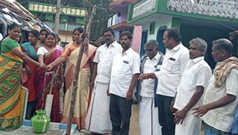 வேலூரில் ஜல்சக்தி திட்டத்தை  ஊராட்சி மன்ற தலைவர் தனலட்சுமி சின்னசாமி தொடங்கி வைத்தார். உடன் திமுக ஒன்றிய செயலாளர் ராஜா உள்ளார்.
