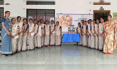 அப்துல்கலாம்  உருவப்படத்திற்கு பள்ளி ஆசிரியர்கள் மலர்தூவி மரியாதை செலுத்திய காட்சி.