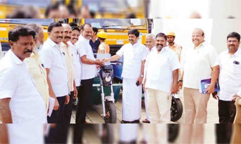 திருப்பூர் மாநகரில் சாலை சீரமைப்பு பணிகளை மாநகராட்சி மேயர் தினேஷ்குமார் தொடங்கி வைத்த போது எடுத்த படம்.