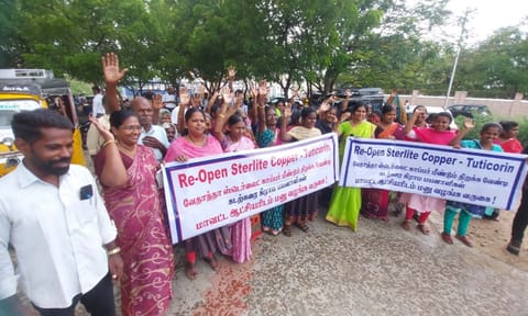 மனு அளிக்க வந்த  கிராம மக்கள்.