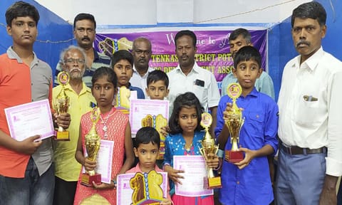 சாம்பியன்ஷிப் போட்டியில் வெற்றி பெற்ற மாணவ-மாணவிகள்.