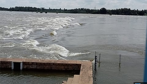 ஜேடர்பாளையம் தடுப்பணை வழியாக சீறிப்பாய்ந்து செல்லும் வெள்ள நீரை படத்தில் காணலாம்