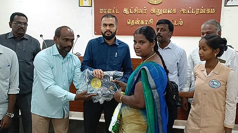 கலெக்டர் ஆகாஷ் பெண் ஒருவருக்கு நலத்திட்ட உதவி வழங்கிய காட்சி