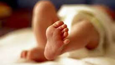 வாய்க்காலில் தவறி விழுந்த குழந்தை பலி