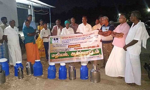 ஆர்பாட்டத்தில் ஈடுபட்டவர்களை படத்தில் காணலாம்.