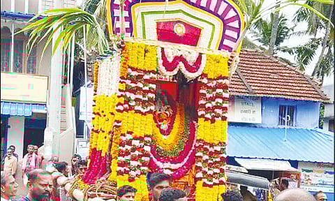 வீரவநங்கை அம்மன் கோவிலில் அம்மன் வீதி உலா