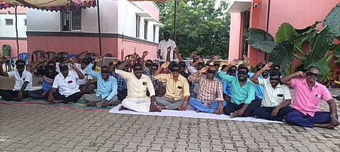 சுங்கசாவடி ஊழியர்கள் தொடர் போராட்டத்தில் ஈடுபட்ட காட்சி.&nbsp;