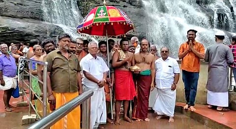 குற்றாலம் மெயின் அருவியிலிருந்து தீர்த்தம் எடுத்து வருவதை படத்தில்  காணலாம்