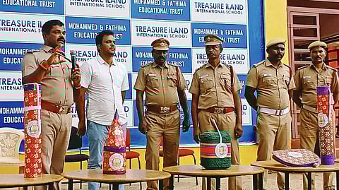 தீயணைப்புத்துறையினர் விழிப்புணர்வு முகாம் நடத்திய போது எடுத்த படம்&nbsp;