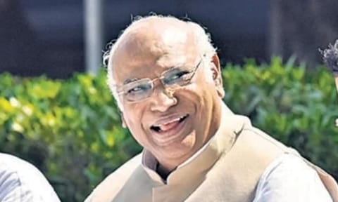 காங்கிரஸ் தலைவர் தேர்தல்- மல்லிகார்ஜூன கார்கே வெற்றி