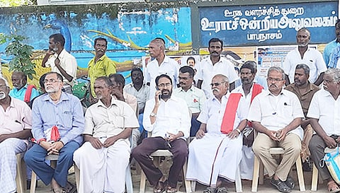 காத்திருப்பு போராட்டம் ஈடுபட்ட மார்க்சிஸ்ட் கம்யூனிஸ்டு கட்சியினர்.