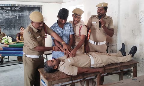 மாணவர்ளுக்கு செயல்விளக்கம்  அளிக்கப்பட்டபோது எடுத்தபடம்.