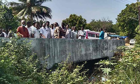 மழைநீர் வடிகால் வாய்க்கால் தூர்வாரும் பணியை  அங்காளன் எம்.எல்.ஏ. தொடங்கி வைத்த காட்சி.
