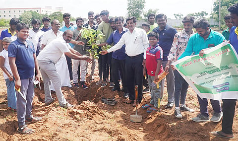 மரக்கன்று நடும் நிகழ்ச்சியில் பங்கேற்றவர்கள்.