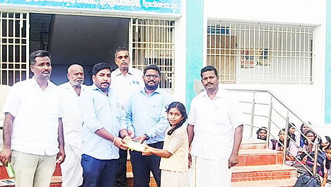 அரசு பள்ளி மாணவிகளுக்கு நோட்டு புத்தகம்