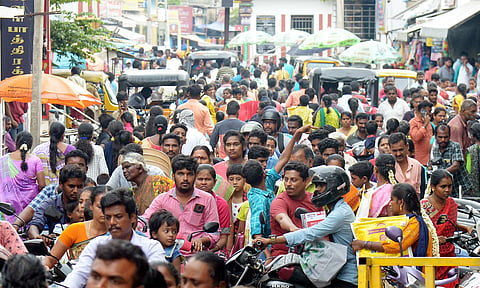 திண்டுக்கல் கடைவீதியில் இன்று தீபாவளி பொருட்கள் வாங்க குவிந்த மக்கள்.
