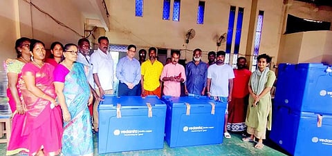 குளிர்பதன பெட்டிகளை மீனவர்களுக்கு  வழங்கப்பட்ட போது எடுத்த படம்