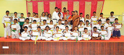 பிரீமியர் லீக் கராத்தே போட்டியில் சாதனை படைத்த பள்ளி மாணவர்களுக்கு சான்றிதழ்கள் வழங்கிய போது எடுத்தபடம்