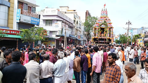 தேரை வடம் பிடித்து இழுத்த பக்தர்கள்.