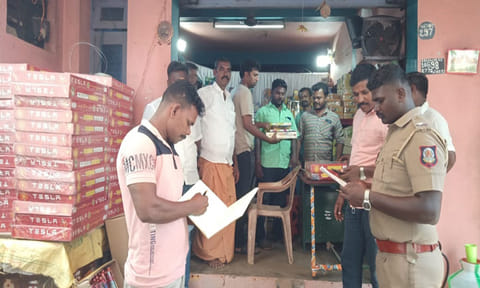 பண்ருட்டி கும்பகோணம் சாலையில் உள்ள பட்டாசு கடையில் போலீசார் சோதனை செய்தனர்.