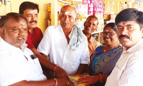 பட்டாசு விற்பனை நடைபெற்ற காட்சி.